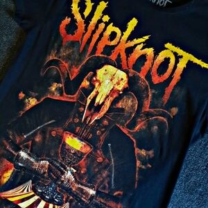 ×[Slipknot]× Graphic dark carnival band tee.